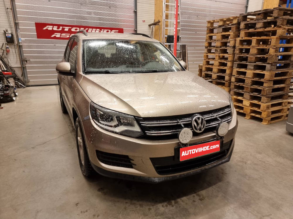 VW Tiguan 2007-2017 Android soittimen ja peruutuskameran asennus