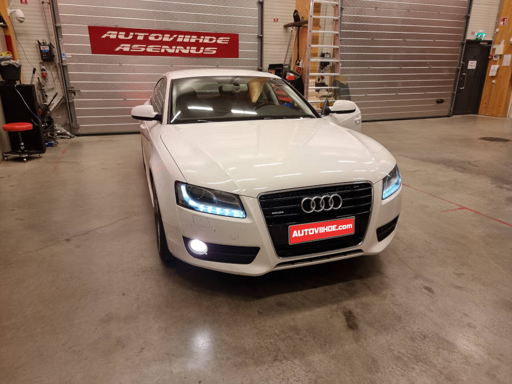 Audi A5 8TA 2010 Bluetooth-adapterin asennus