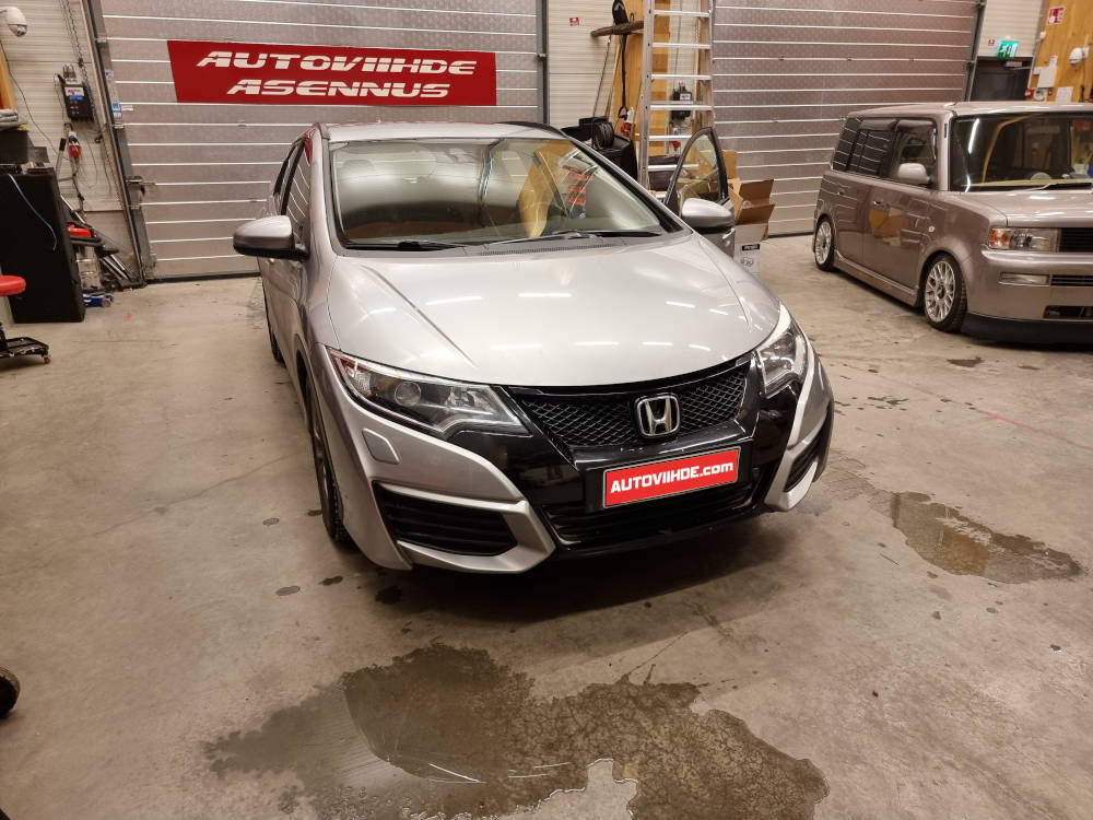 Honda Civic 2015 Soittimen ja peruutuskameran asennus