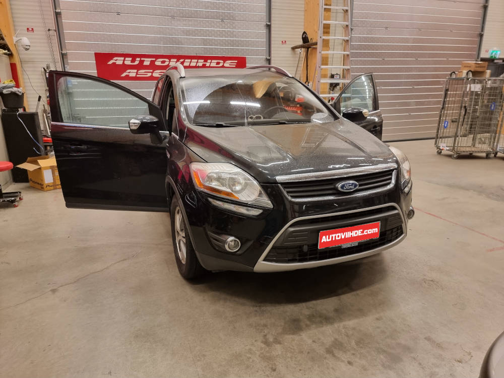 Ford Kuga 2010vl. Kaiutinasennus ja ovivaimennus