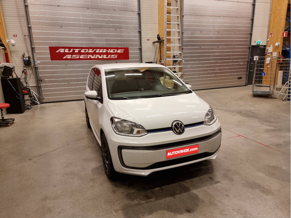 VW Up 2021 kaiutinasennus eteen ja taakse