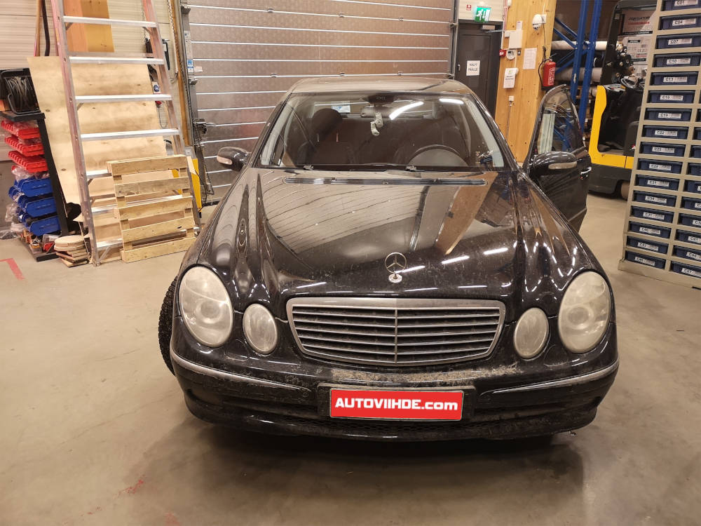 Mercedes E W211 2005 Soittimen asennus