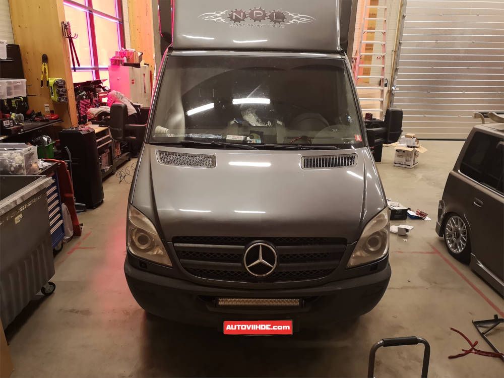 Mercedes Sprinter 2007 soittimen ja peruutuskameroiden asennus