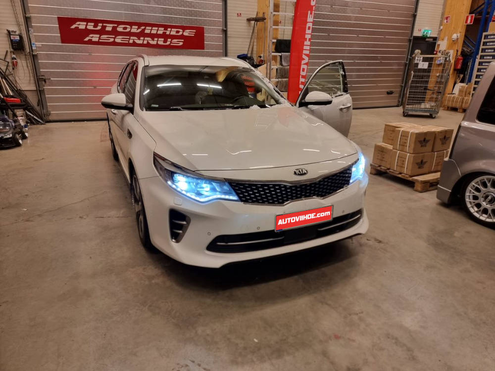 Kia Optima 2017 Subbarin, vahvistimen asennus ja peräkontin vaimennus