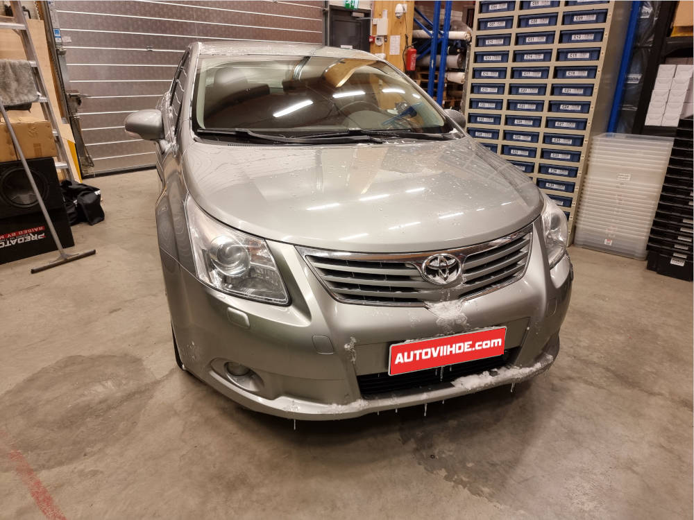 Toyota Avensis T27 Soittimen ja kattoantennin asennus