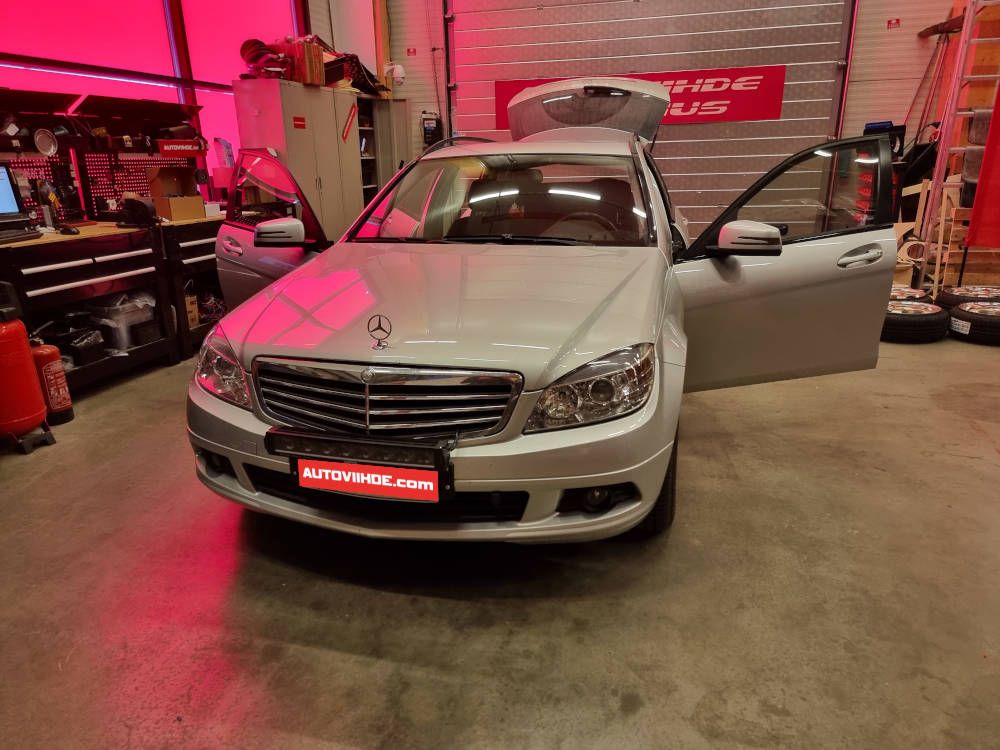 Mercedes-Benz C W204 2009 Audiopaketin asennus