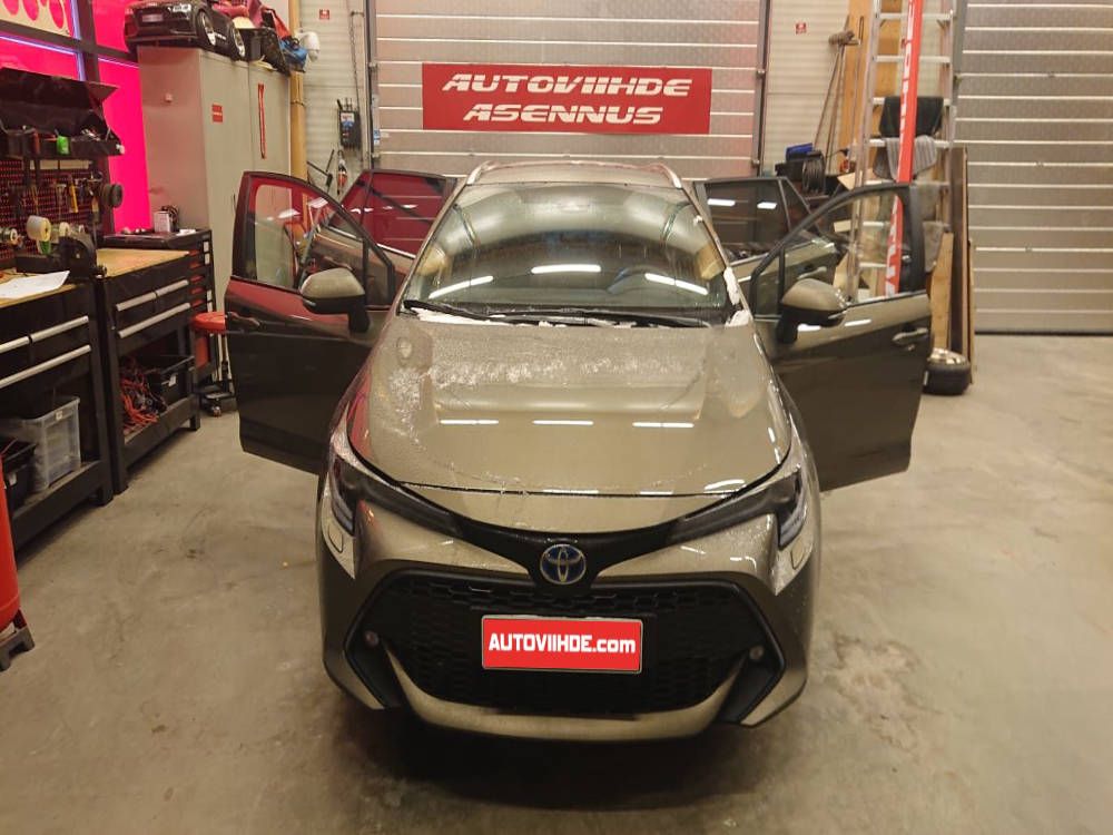 Toyota Corolla Hybrid 2022 Kaiuttimien vaihto ja äänieristys